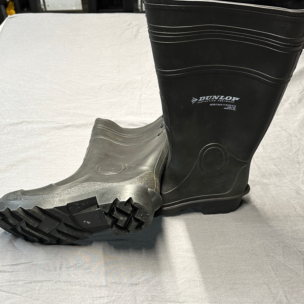 Women’s 8/ Men’s 6 Dunlop steel toe Black Boots